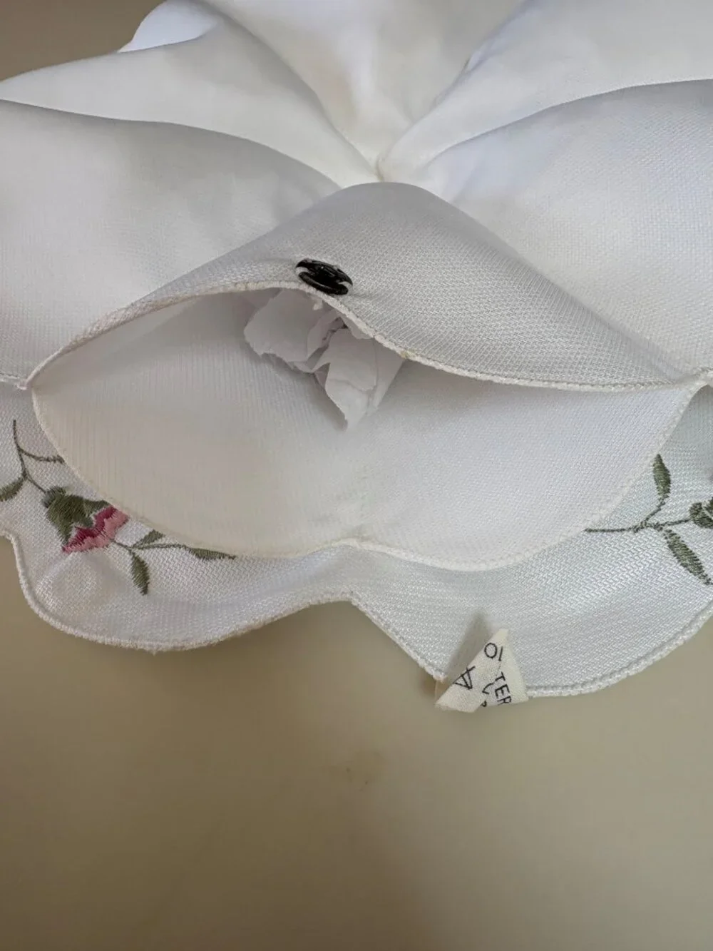 New Embroidered  Roll Holder Bread Basket Liner  Polyester Scalloped White Flora